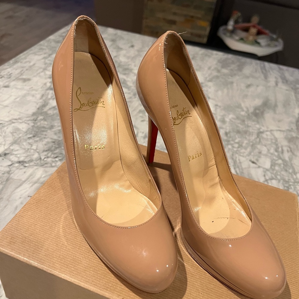 Christian Louboutin Beige Patent leather simple pumps size 39